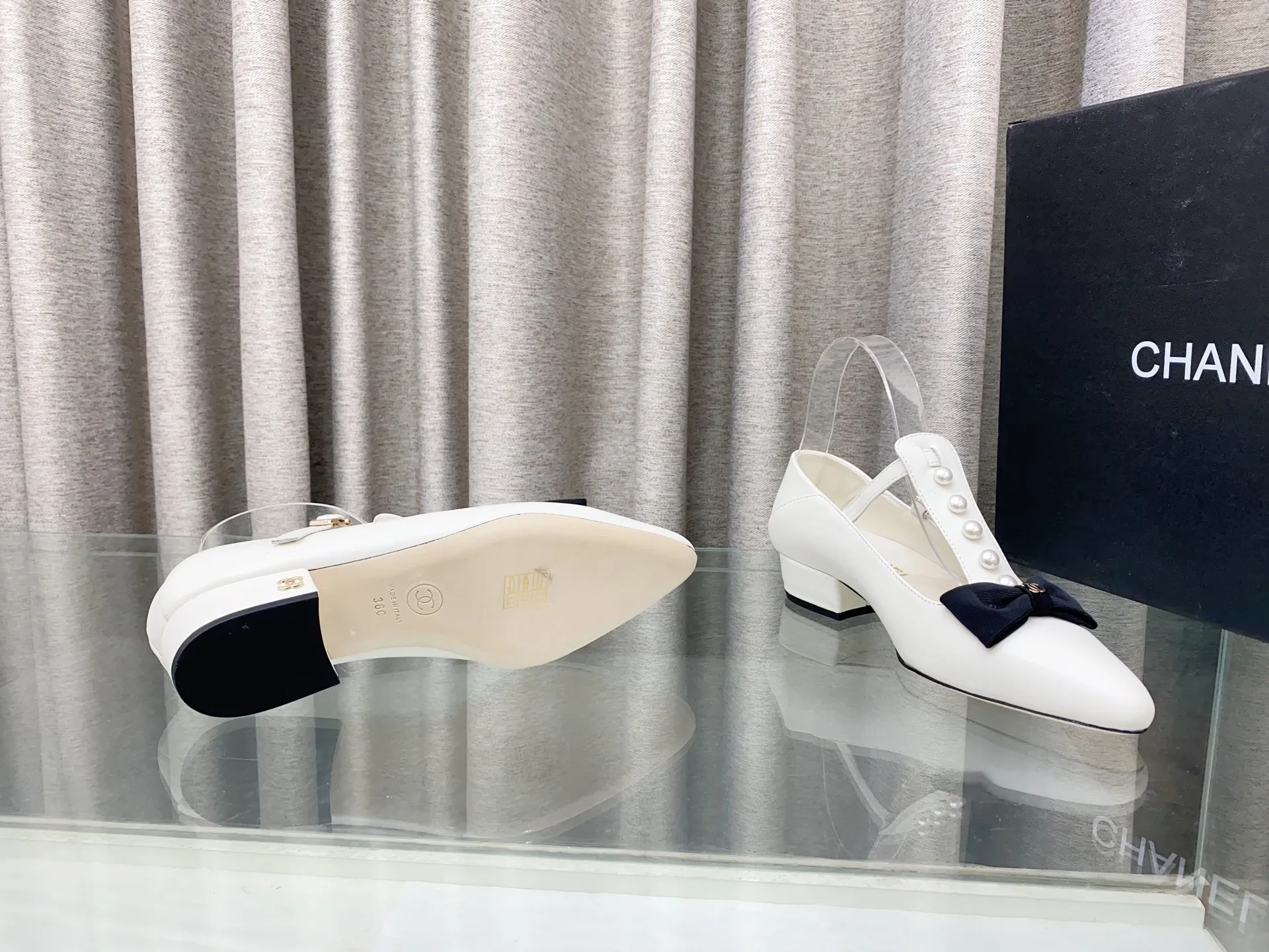 👟👟Ex-factory price 620👟👟 25Ss new spring and summer Chanel small fragrant pearl bow Mary Jane shoes. The cute bow decoration is playful and elegant ~ the upper is decorated with pearls, full of exquisiteness, and you can walk properly and beautifully! It's 100% sweet and so beautiful that you can't take your eyes away. It's comfortable and not tiring for your feet. It lengthens your leg lines! Have beauty and wear it with your own style and attitude! Upper: Lambskin Lining: Lambskin lining Sole: Italian genuine leather sole Size: 35-39 (40, 41 customizations are not returnable)